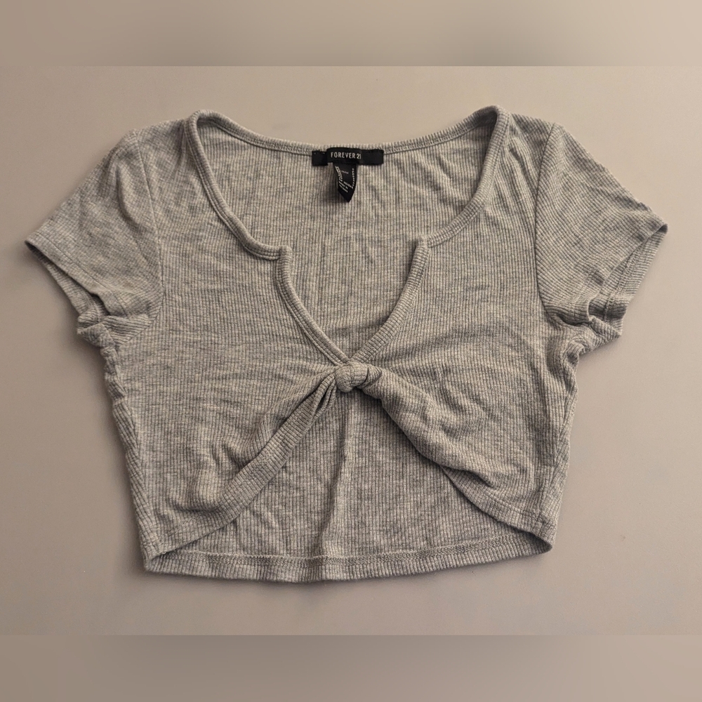 Forever 21 Gray V-Neck Tied Knot Cropped Short Sleeves Top. Size Small. Like New